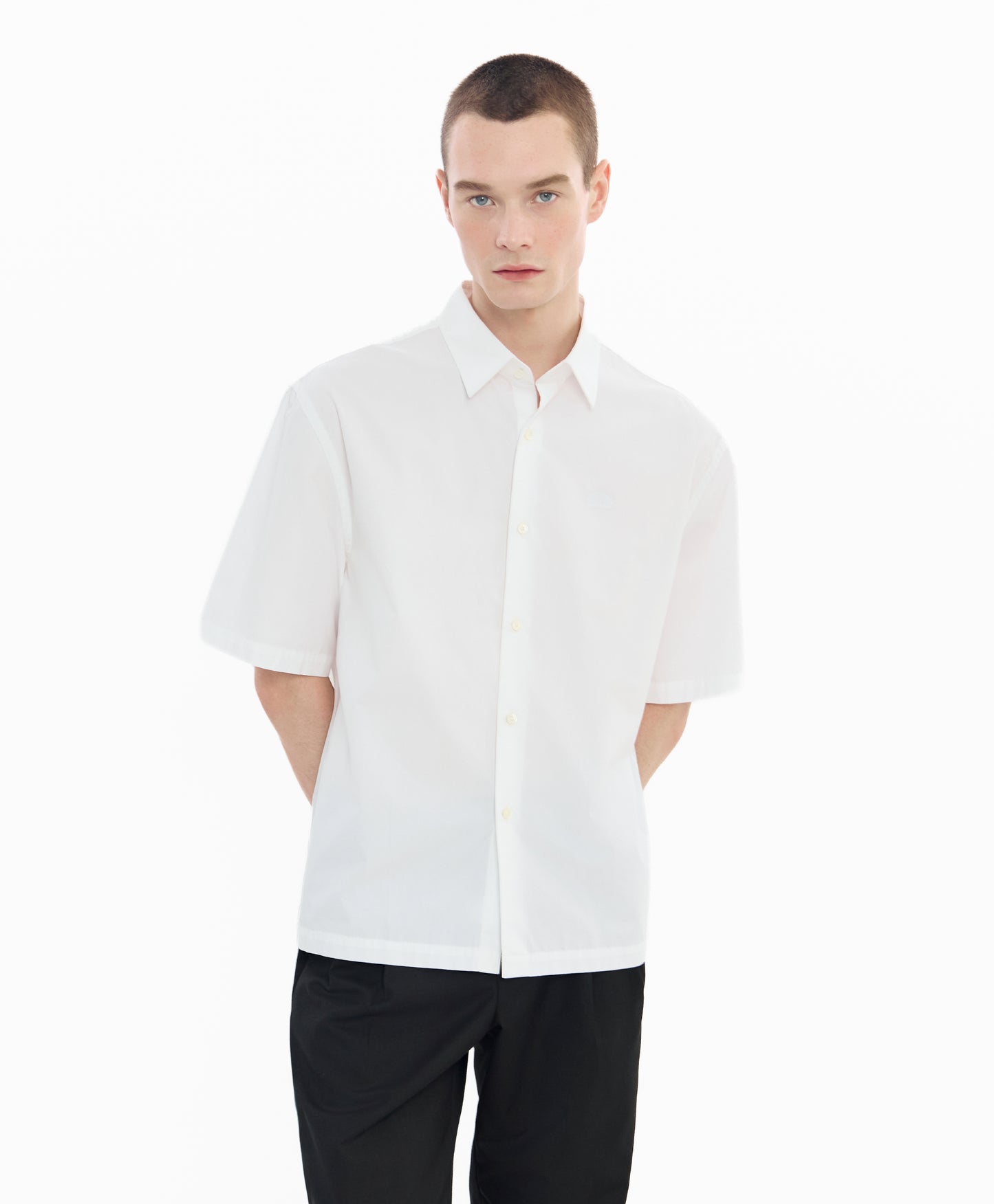 เสื้อเชิ้ตแขนสั้นทรงบ็อกซีสำหรับผู้ชาย