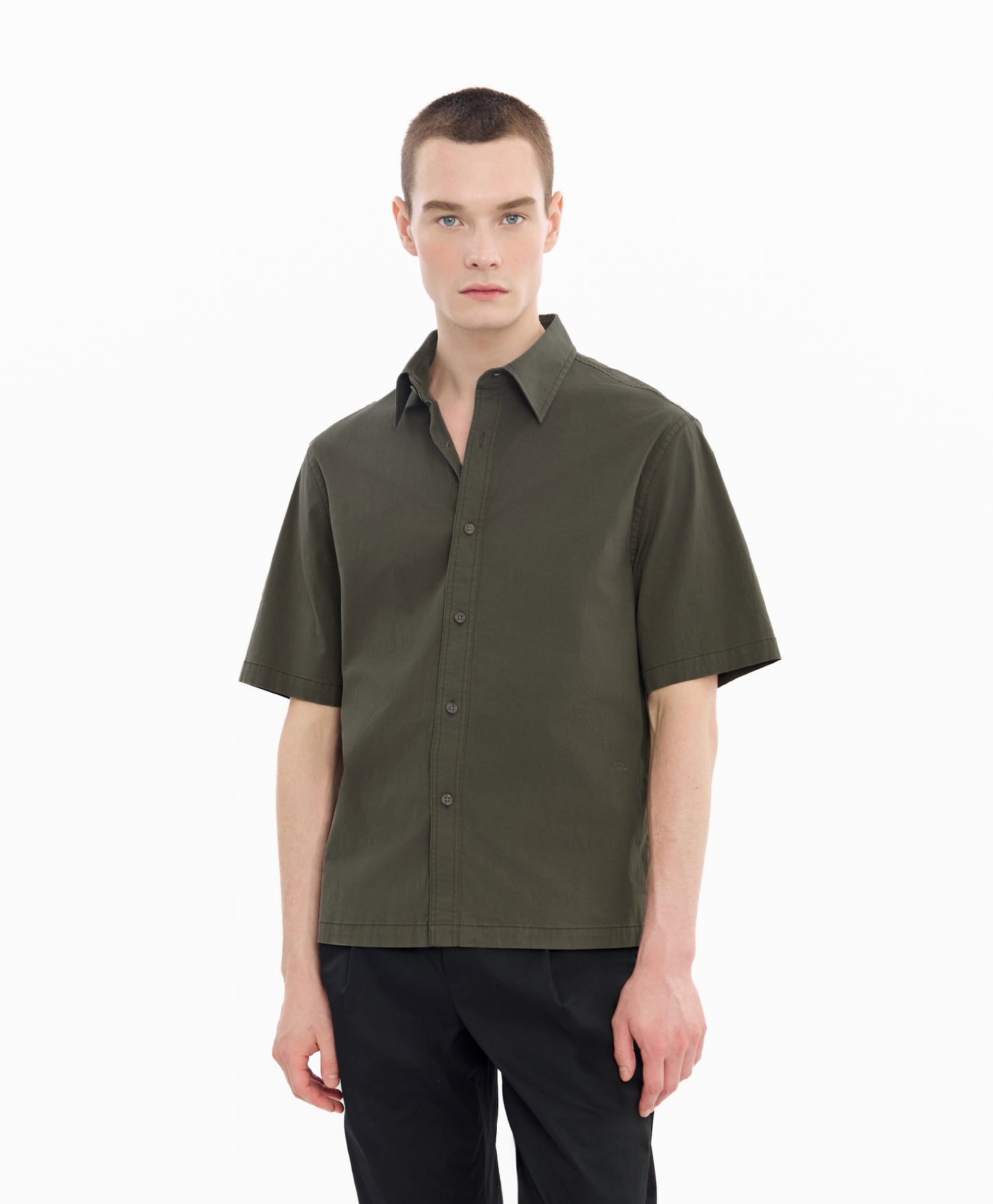 เสื้อเชิ้ตแขนสั้นทรงบ็อกซีสำหรับผู้ชาย