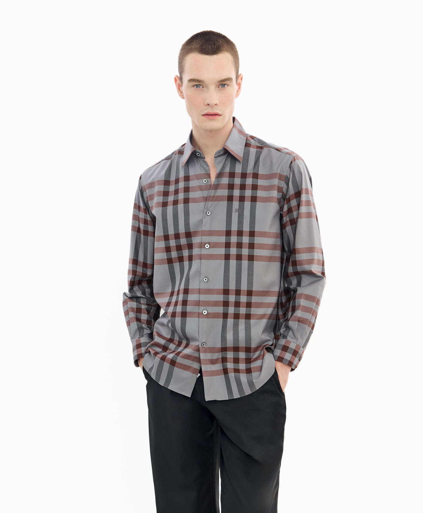 เสื้อเชิ้ตแขนยาวทรงพอดีตัวสำหรับผู้ชาย