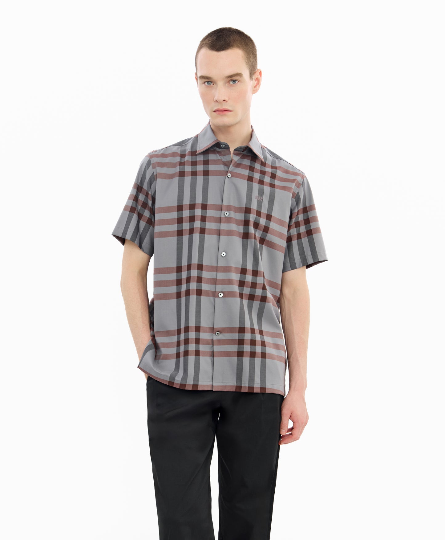 เสื้อเชิ้ตแขนสั้นทรงพอดีตัวสำหรับผู้ชาย