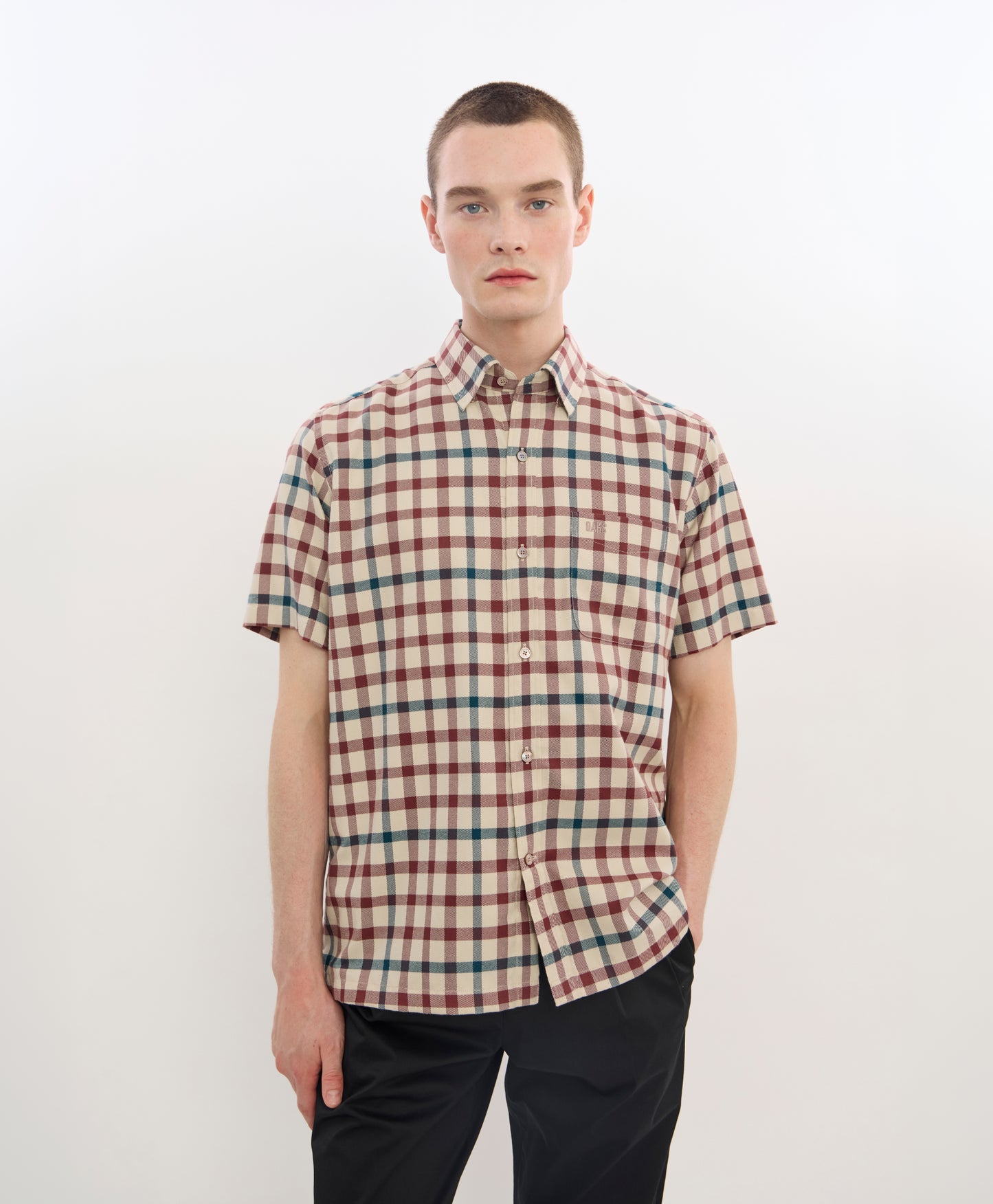 เสื้อเชิ้ตแขนสั้นทรงพอดีสำหรับผู้ชาย GACR254W6
