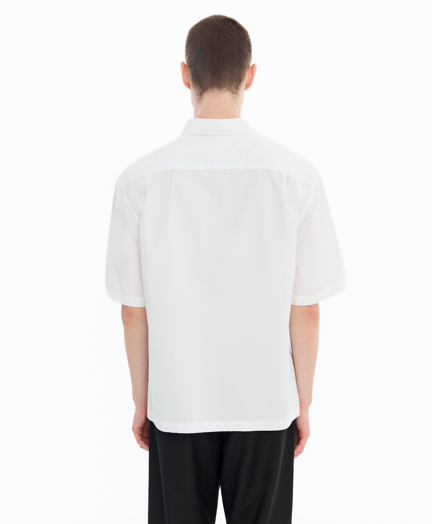เสื้อเชิ้ตแขนสั้นทรงบ็อกซีสำหรับผู้ชาย