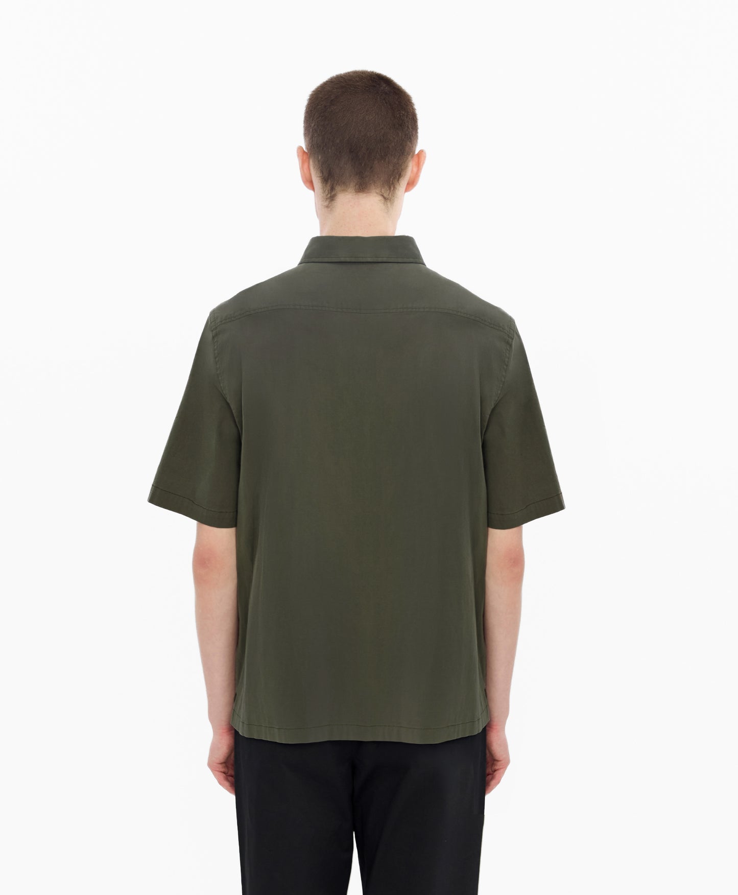 เสื้อเชิ้ตแขนสั้นทรงบ็อกซีสำหรับผู้ชาย