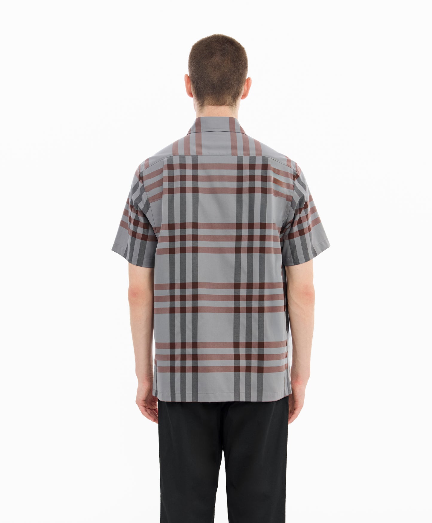 เสื้อเชิ้ตแขนสั้นทรงพอดีตัวสำหรับผู้ชาย