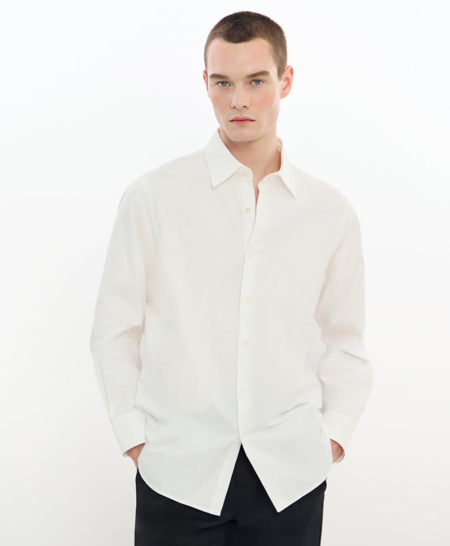 เสื้อเชิ้ตแขนยาวทรงหลวมสำหรับผู้ชาย