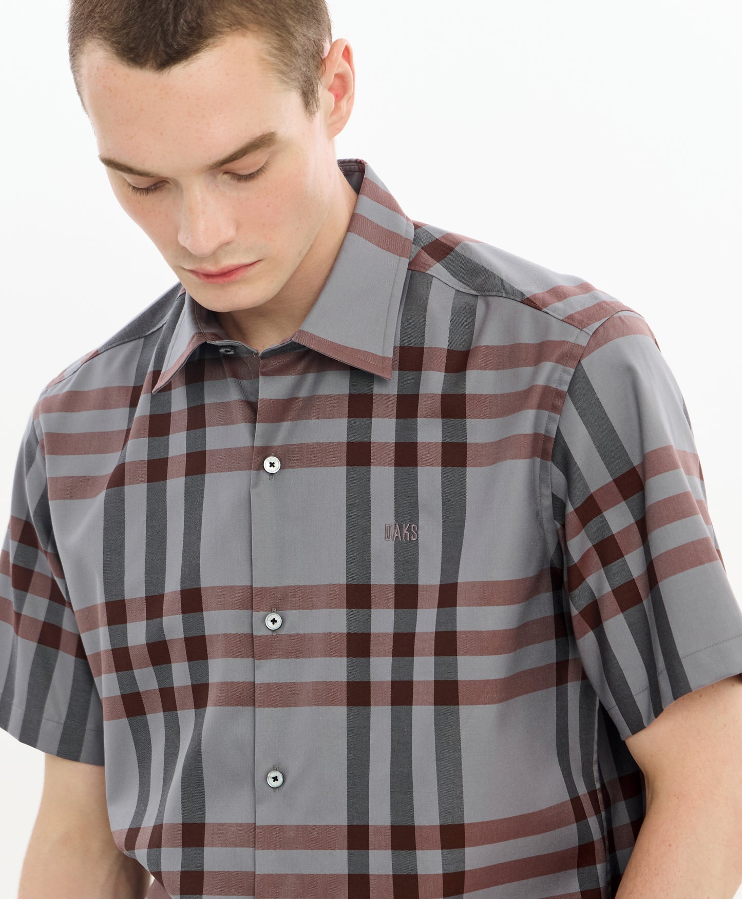 เสื้อเชิ้ตแขนสั้นทรงพอดีตัวสำหรับผู้ชาย